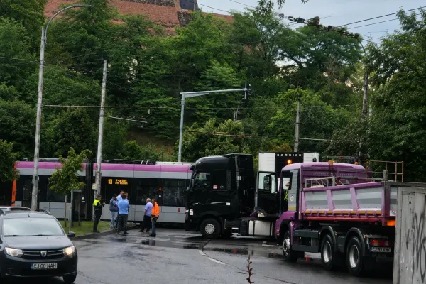 Accident la Podul Calvaria din Cluj: un tramvai a intrat într-un TIR. Imagini uluitoare