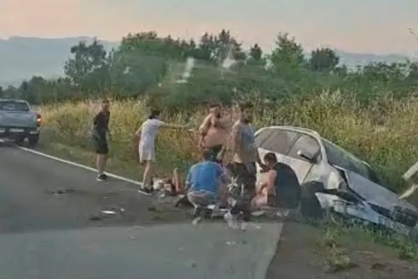 Accident grav pe DN 1. Șase persoane au fost implicate, între care patru copii, iar circulația este complet blocată