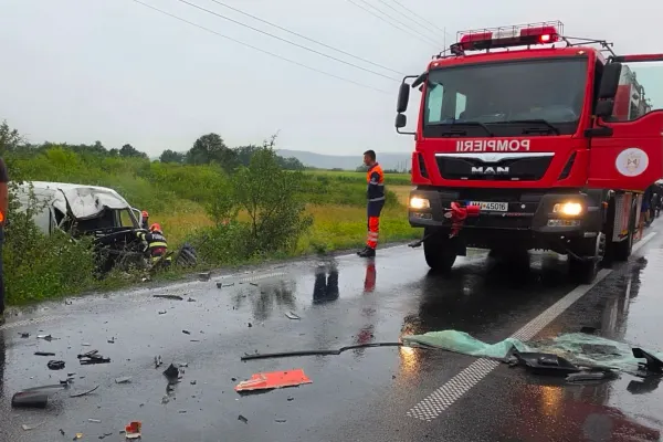 Camion și microbuz, implicate într-un accident violent pe DN7. Un bărbat a murit