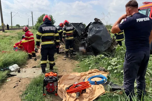Accident cumplit în Ialomița. Două femei au murit după ce mașina în care se aflau a fost lovită de tren: doi copii, răniți