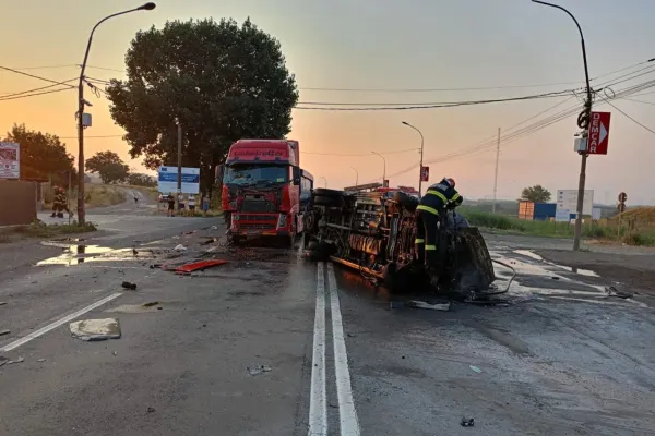 Accident rutier grav în Galați. Un microbuz a luat foc după ce s-a ciocnit cu un TIR