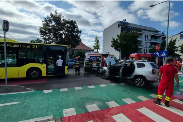 Accident cu 20 de persoane implicate, în Sibiu. Un copil de 9 ani a ajuns la spital după impactul dintre o mașină și un autobuz