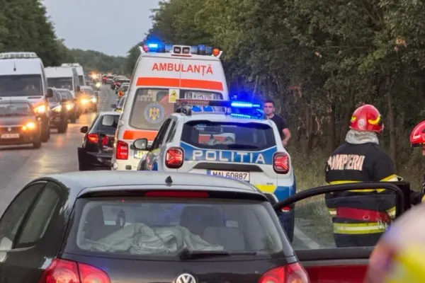 Accident cu 12 persoane în județul Timiș. Un microbuz și o autoutilitară s-au ciocnit