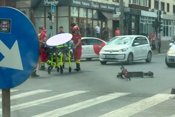 Accident grav în Timișoara. Adolescent pe trotinetă, lovit în plin de o mașină, în timp ce traversa pe roșu