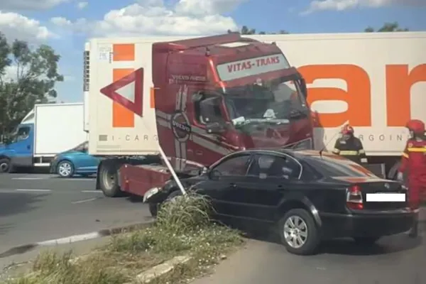Accident în apropiere de Timișoara. O mașină s-a ciocnit frontal cu un TIR
