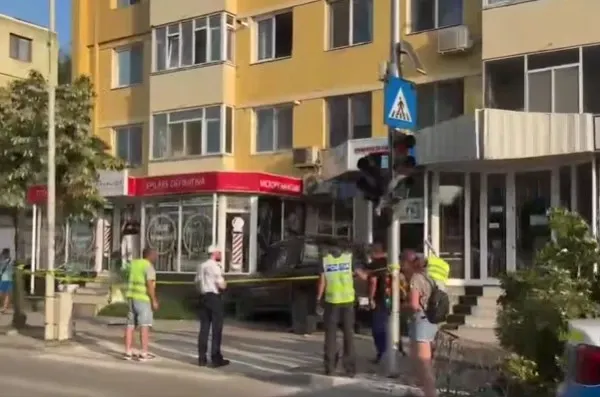Accident mortal în Tulcea. O femeie de 44 de ani, aflată pe o bancă, a murit după ce a fost lovită de o mașină