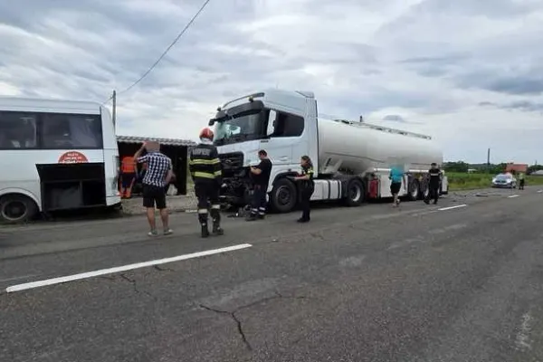 Șase persoane implicate într-un accident cu o cisternă, în județul Neamț. Două sunt asistate medical