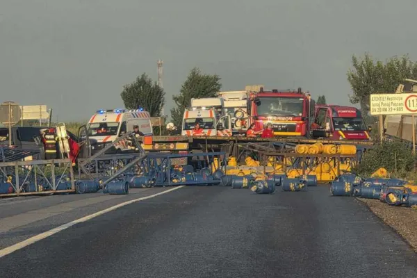 Accident grav pe E85, în județul Neamț. Șase persoane au fost rănite, inclusiv trei copii, după impactul dintre un autotren cu butelii și un autoturism