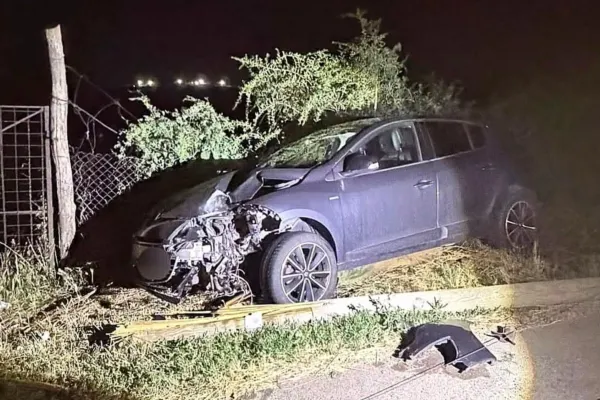 Șoferiță prinsă băută după ce și-a abandonat mașina lovită într-un stâlp. Ce alcoolemie au descoperit polițiștii