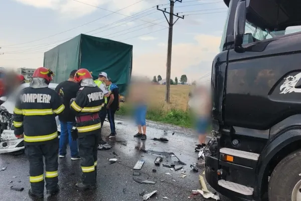 Accident grav pe DN72, în Prahova. Șase autovehicule implicate, două persoane au fost rănite