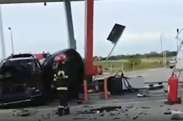 Accident rutier grav! Două mașini s-au ciocnit și au intrat într-o benzinărie