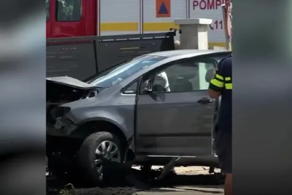Accident terifiant: familie cu trei copii în spital după ce a intrat cu mașina în gard