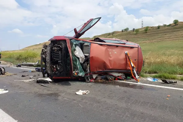 Accident grav în Mehedinți. Un copil de 14 ani a murit, iar tatăl său se află în stare gravă
