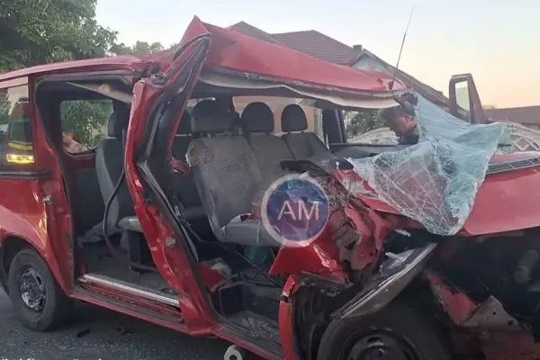 Accident grav în Mehedinți, după impactul dintre un microbuz și o autoutilitară. O femeie a rămas încarcerată