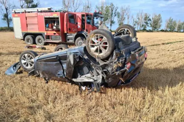 Accident violent pe un drum din Giurgiu. O mașină s-a izbit de un TIR și s-a răsturnat pe câmp