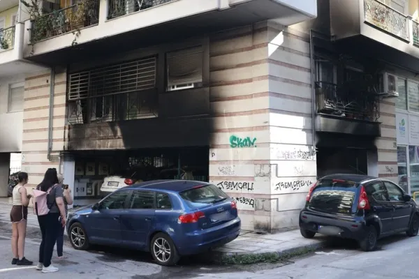 Atacuri cu dispozitive incendiare asupra locuințelor unor lideri ai partidului de guvernământ din Grecia. Cinci persoane au fost rănite
