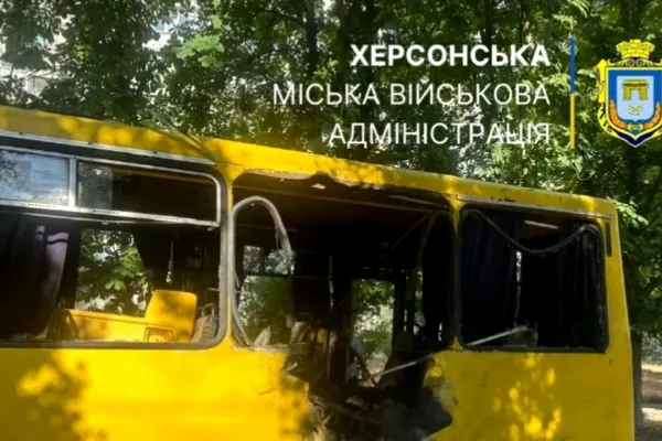 Atac cu dronă rusească în Herson. Un microbuz civil a fost lovit, două persoane au murit și cinci au fost rănite
