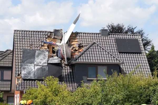 Un avion s-a prăbușit peste o casă în Germania: un mort, o persoană căutată