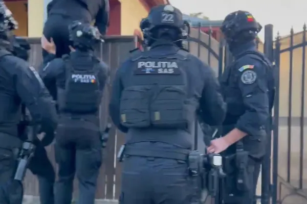 Descinderi în forță la Botoșani: polițiștii au reținut un bărbat care a sustras un kilogram de aur - VIDEO