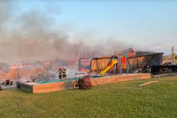 Incendiu puternic în apropierea unui restaurant din Argeș. O adolescentă a suferit un atac de panică