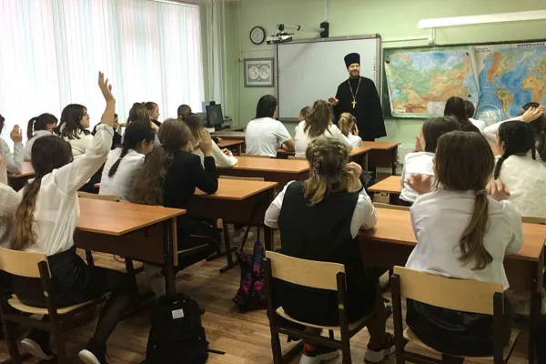 În școlile din Rusia au început să se țină „Cursuri de castitate”, predate de preoți ortodocși