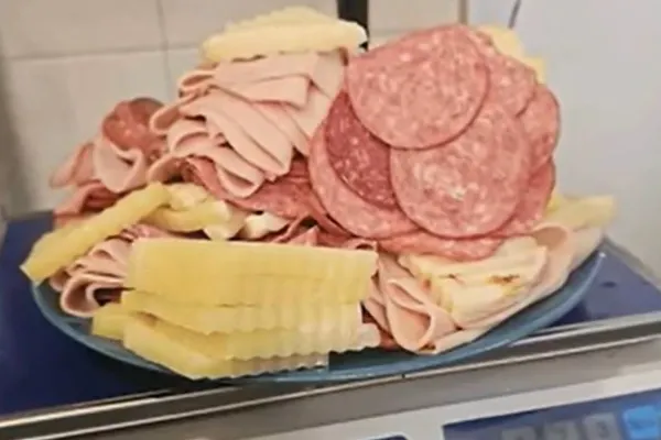 Ca românul, nu-i niciunul. Turiști surprinși cu aproape 3 kilograme de alimente luate la all inclusive