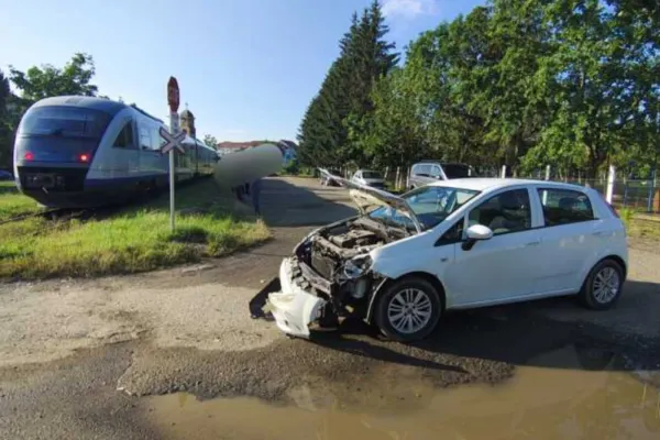 Accident grav în municipiul Sibiu. O persoană a fost rănită, după ce mașina sa a fost lovită de tren
