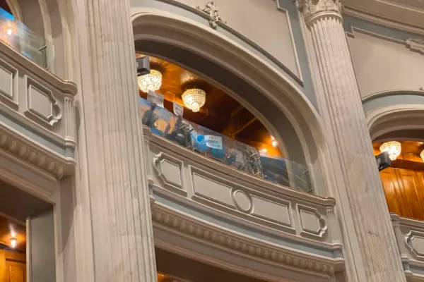 Medicii au protestat în balconul Parlamentului, în a doua zi de grevă generală. Rogobete, atac dur la Ilie Bolojan: „În Sănătate nu puteți tăia cu barda”
