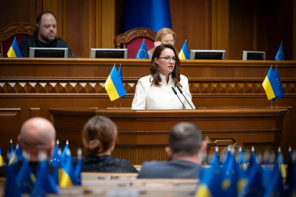 Ucraina a rămas fără premier. Parlamentul a acceptat demisia, ca parte a unei remanieri guvernamentale cerute de Zelenski