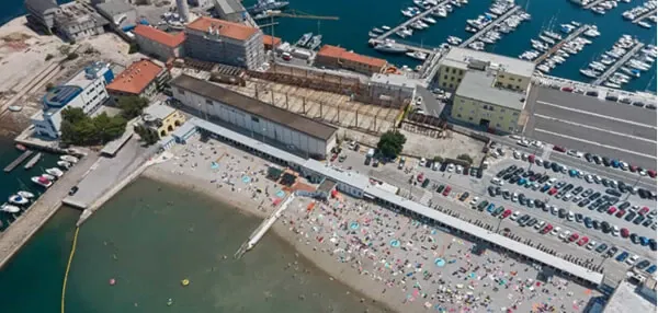 Plaja din Italia unde bărbații și femeile se scaldă separat, despărțiți de un zid