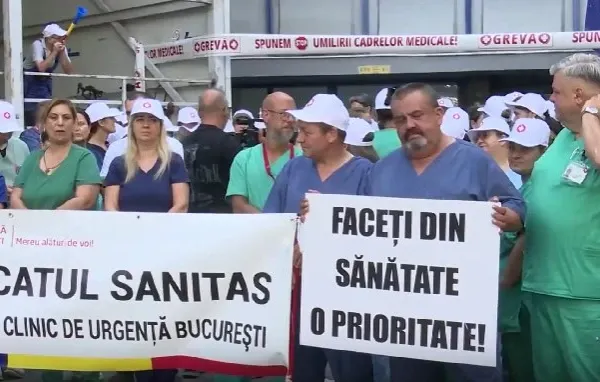 Moment emoționant la protestul din Sănătate. O pensionară a venit cu lacrimi în ochi să susțină cadrele medicale