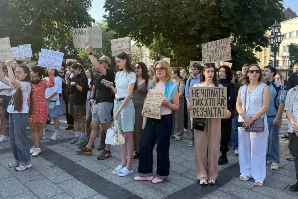 Proteste de amploare în Kiev şi în mai multe alte oraşe din Ucraina. Oamenii au ieșit în stradă după demiterea ministrului Apărării