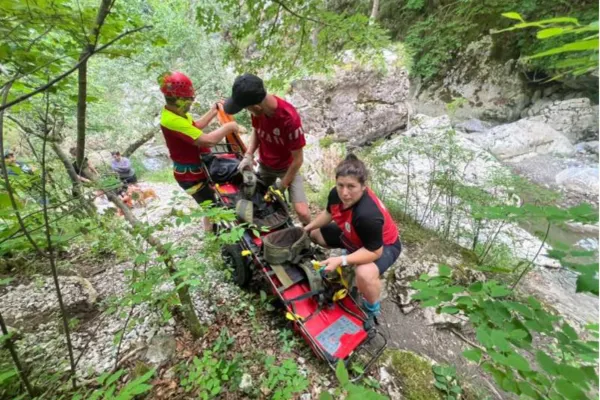 Misiune dificilă în Cheile Râmețului. Salvamontiștii din Alba au intervenit pentru salvarea unei turiste accidentate