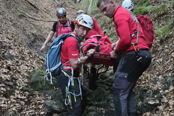 Accident cu o motocicletă de enduro în zona Cisnădioara. Un tânăr de 25 de ani, recuperat de salvamontiști