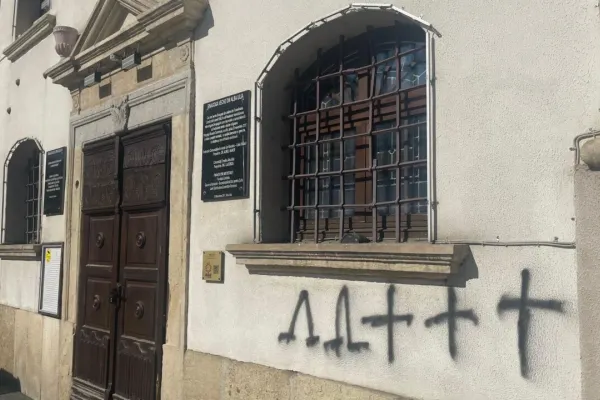 Suspect prins după vandalizarea Sinagogii Vechi din Alba Iulia. Polițiștii au făcut percheziții