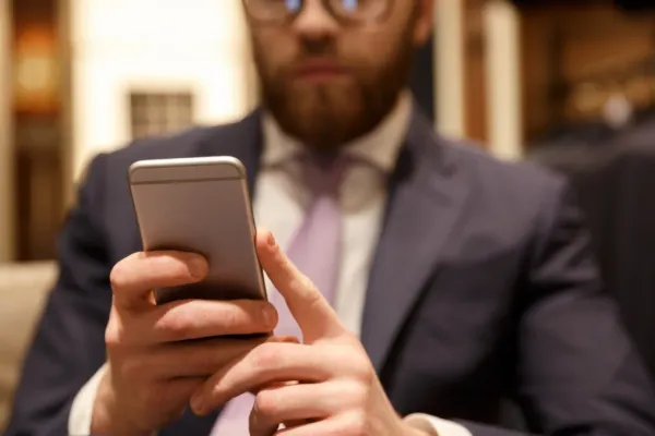 Românii sunt avertizați să nu deschidă acest SMS. Escrocii folosesc ca pretext o presupusă taxă de parcare