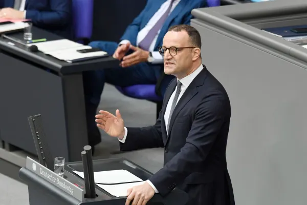 Scandal în Germania. Un apropiat al cancelarului Merz demisionează după decizia de a deveni părinte prin intermediul unei mame surogat