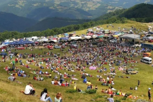 Târgul de fete de pe Muntele Găina. Recomandările polițiștilor, în contextul fluxului mare de participanți