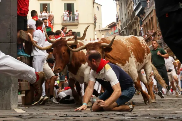 Au stat în calea taurilor și au ajuns pe mâna medicilor. 13 răniți la festivalul din Pamplona, unii au suferit fracturi și comoții - VIDEO