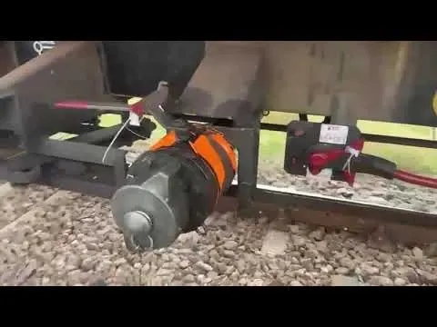 Tren încărcat cu motorină, oprit după apariția unei scurgeri. Autoritățile au evacuat oamenii din zonă