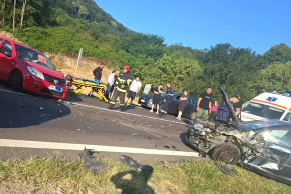 Accident grav pe Valea Oltului. O persoană a rămas prinsă între fiare, iar alta a fost aruncată pe carosabil
