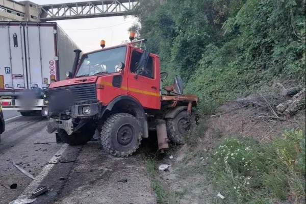 Accident între un autotren și o autoutilitară pe DN1 E60, în județul Cluj. Doi bărbați au fost răniți