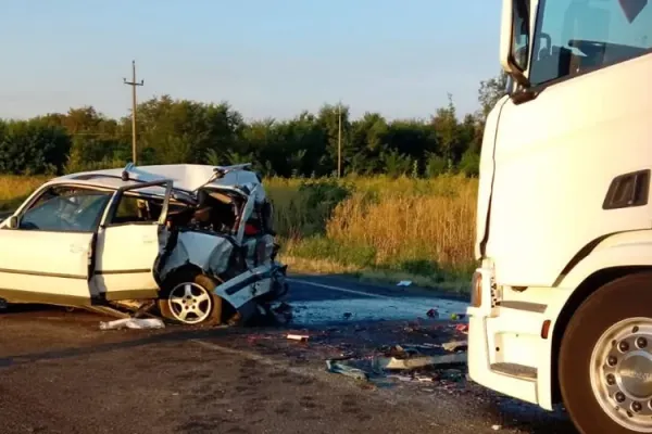 Accident grav pe DN 6: mașină spulberată de un tir. Un adolescent este în stare gravă