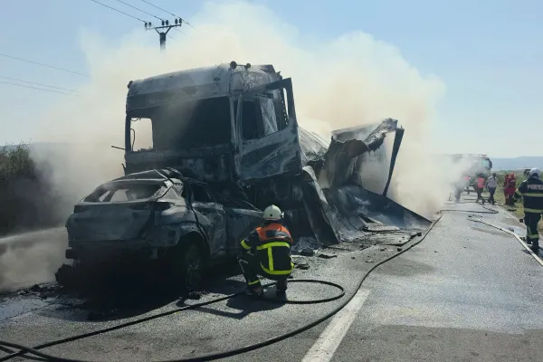 Accident mortal în Caraș-Severin: o mașină s-a izbit frontal de un TIR în timpul unei depășiri. Șoferul autoturismului a murit carbonizat