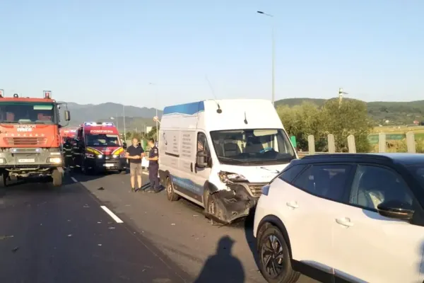 Accident cu patru mașini pe A1. Mai multe persoane sunt rănite, iar traficul se desfășoară pe o singură bandă