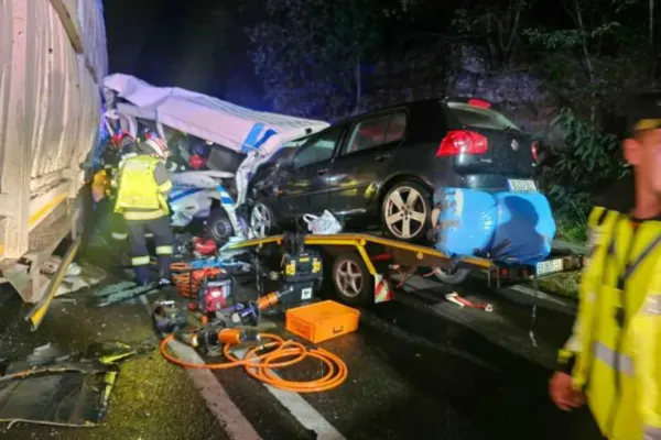 Trafic blocat pe Valea Oltului, după un accident mortal. O autoutilitară a intrat în coliziune cu un TIR. Planul Roșu, activat – FOTO
