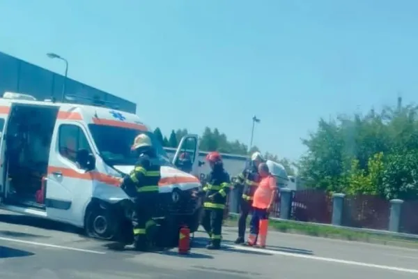 Accident grav în Brașov: cinci persoane au fost rănite după ce o ambulanță aflată în misiune s-a ciocnit cu un autoturism