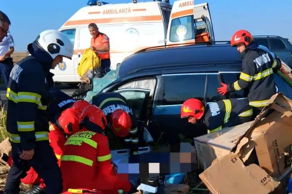 Impact violent pe DJ 504, între Alexandria și Cernetu: două persoane rănite. Imagini șocante de la locul accidentului