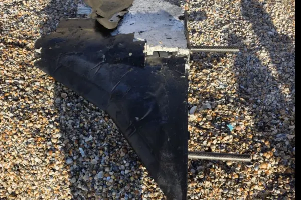 Alertă la Eforie! O aripă de dronă, descoperită pe plajă, în zona Capul Turcului