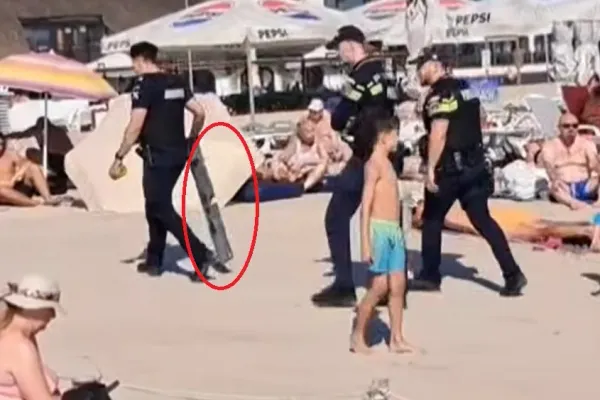 Alertă pe litoral! Fragment de dronă, scos din mare de o turistă: ce a făcut cu el